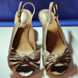 Clarks Artisan wedge heels sz 7 M peep toe bow old gold slingback good condition